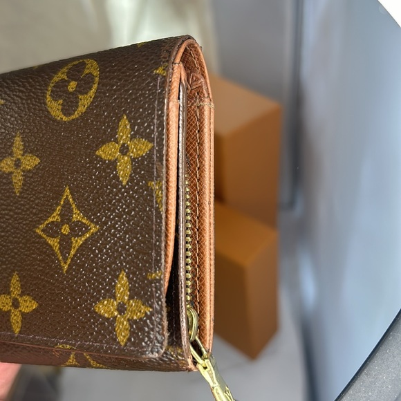 Louis Vuitton Monogram Leather Wallet Unisex - Picture 4 of 16